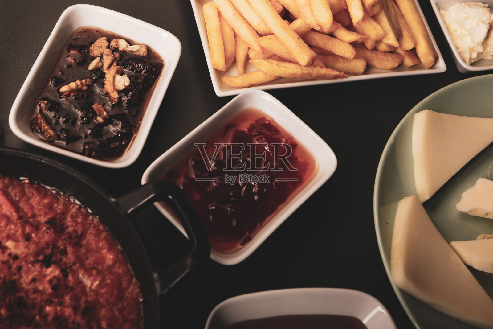 传统的土耳其早餐餐桌与混合食物。照片摄影图片