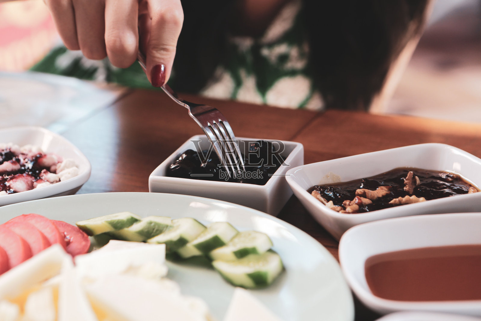 传统的土耳其早餐餐桌与混合食物。照片摄影图片