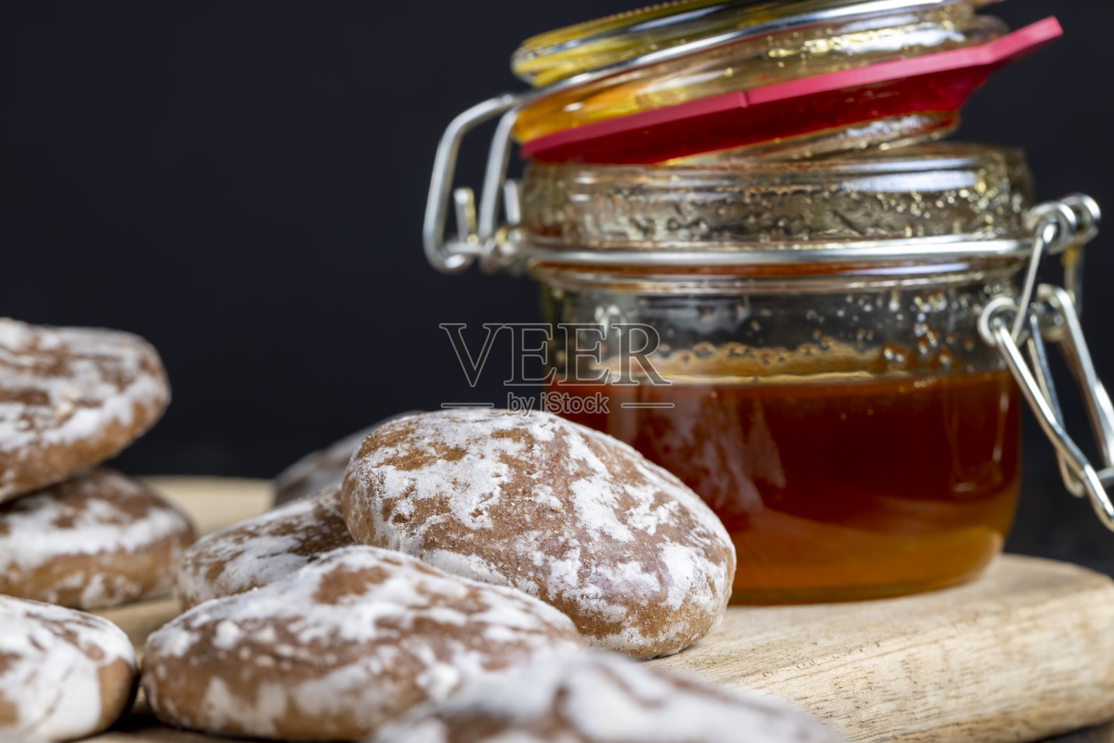 切菜板上的冰糖姜饼照片摄影图片