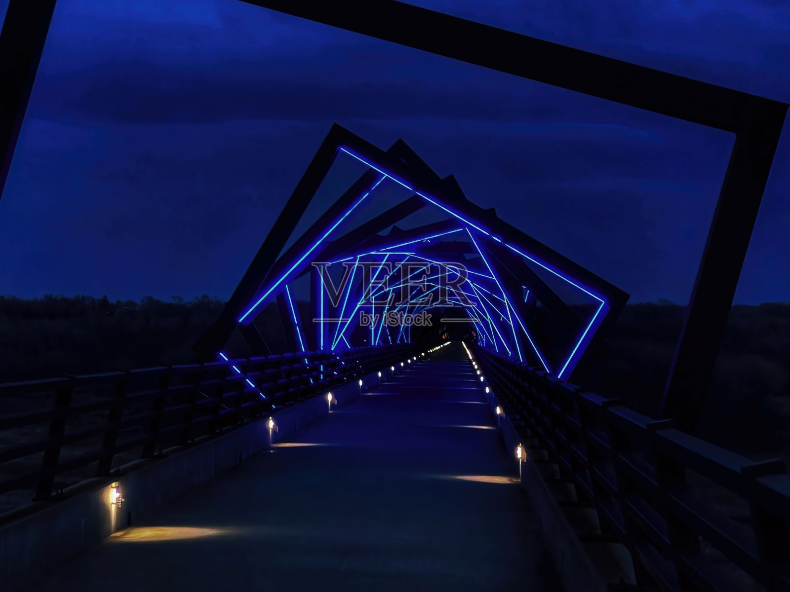 黄昏的高栈道照片摄影图片