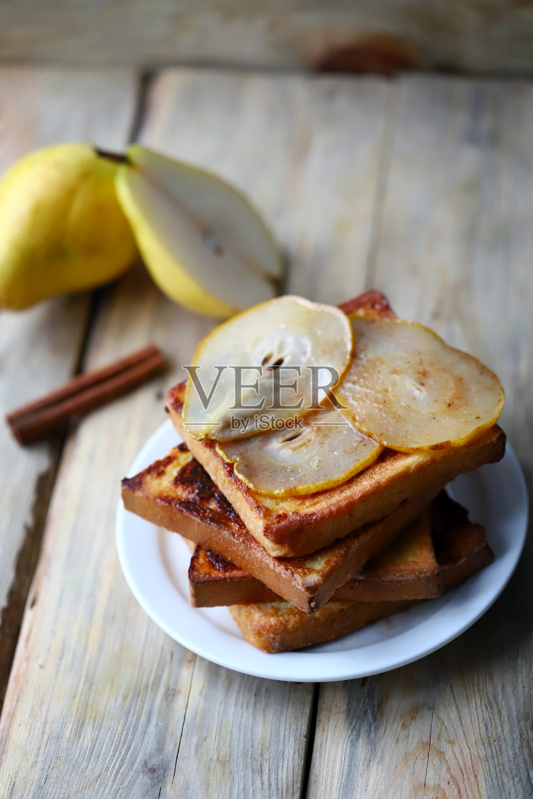 法式吐司配焦糖梨。照片摄影图片