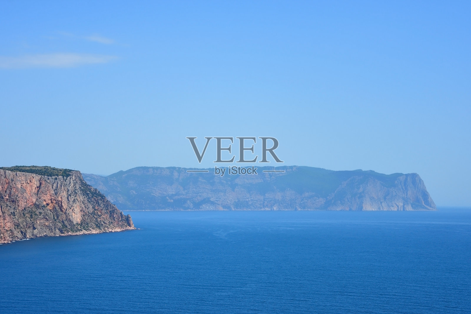 蔚蓝的海水，野生的海滩，美丽的岩石和海湾附近的葡萄角。克里米亚塞瓦斯托波尔的暴力角照片摄影图片