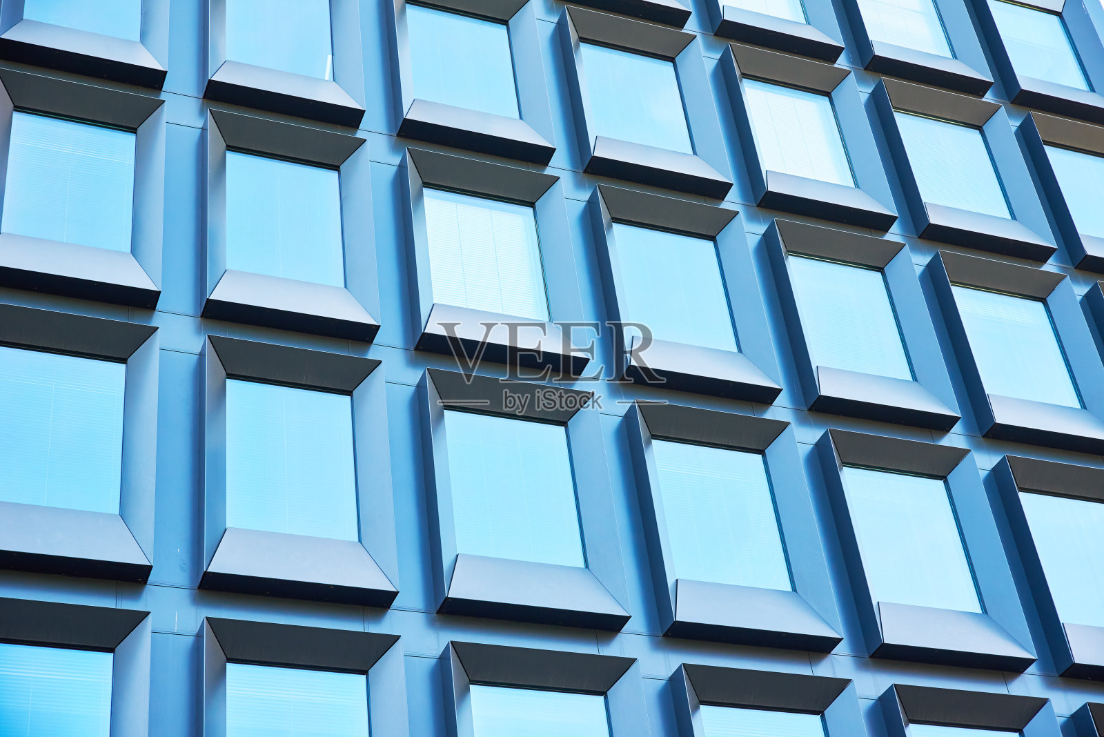 带窗户的现代建筑立面照片摄影图片