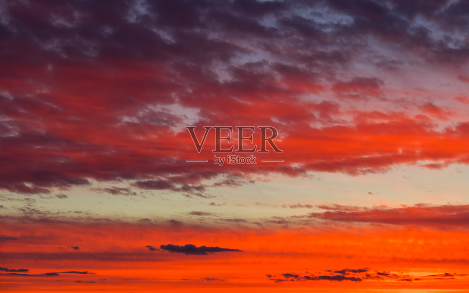 多云的天空下，日出美丽多彩。在夏天的天气中戏剧性的光的风景图像。风景如画的照片壁纸。自然背景。美丽的地球。照片摄影图片