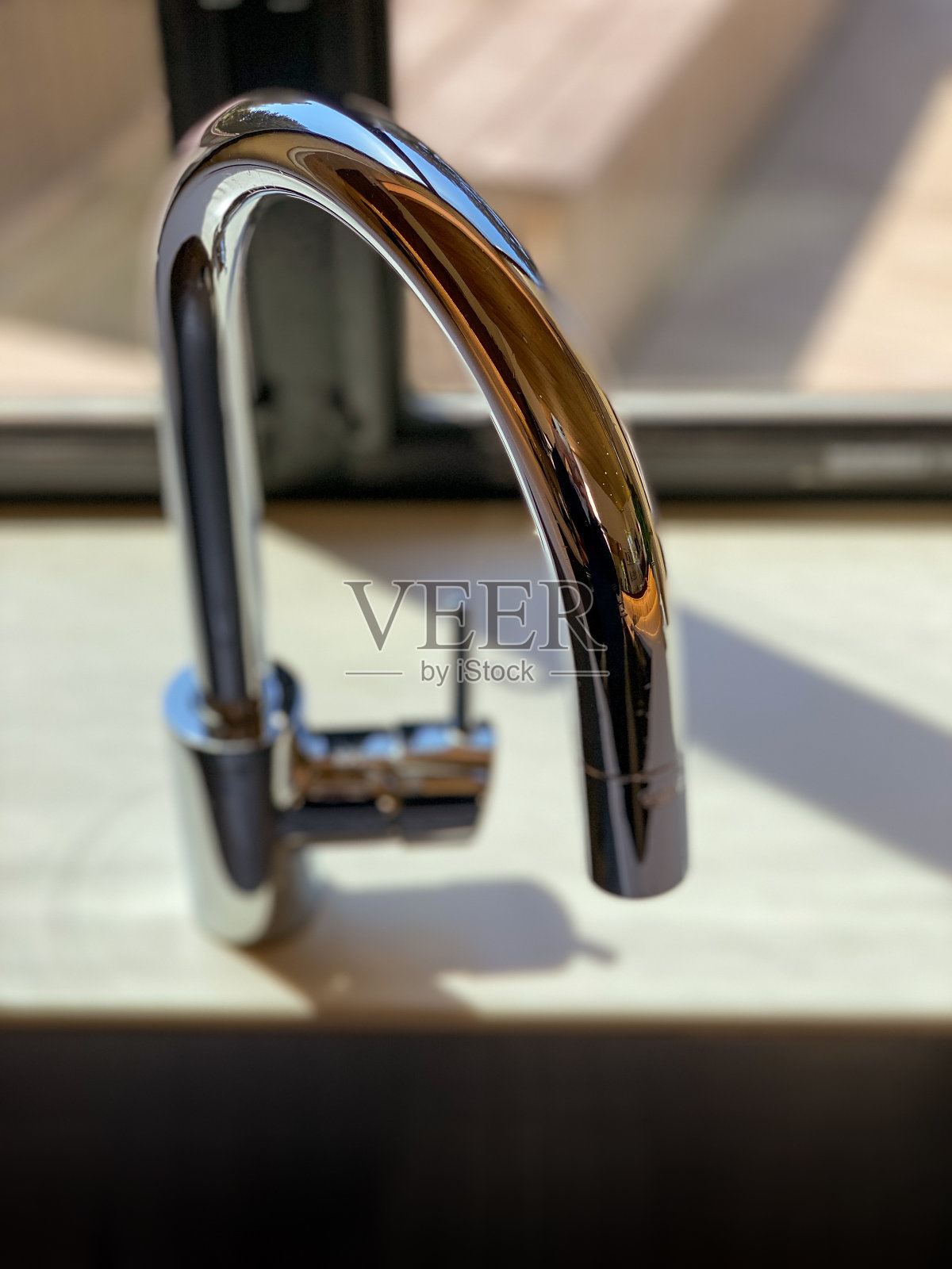 厨房窗边现代镀铬水龙头照片摄影图片