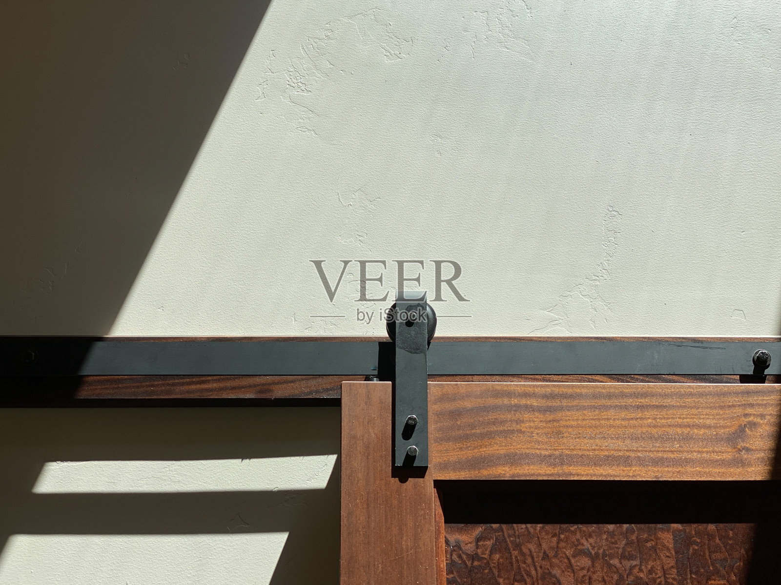 滑动木谷仓门滚轮在房子的滑动门照片摄影图片