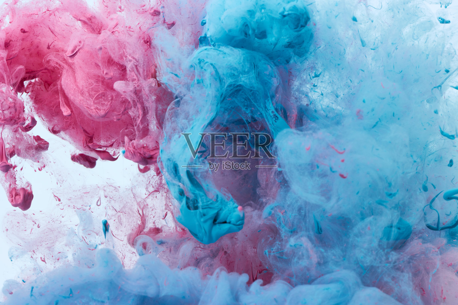 油漆飞溅的背景。丙烯酸，蓝色和粉色墨水滴照片摄影图片