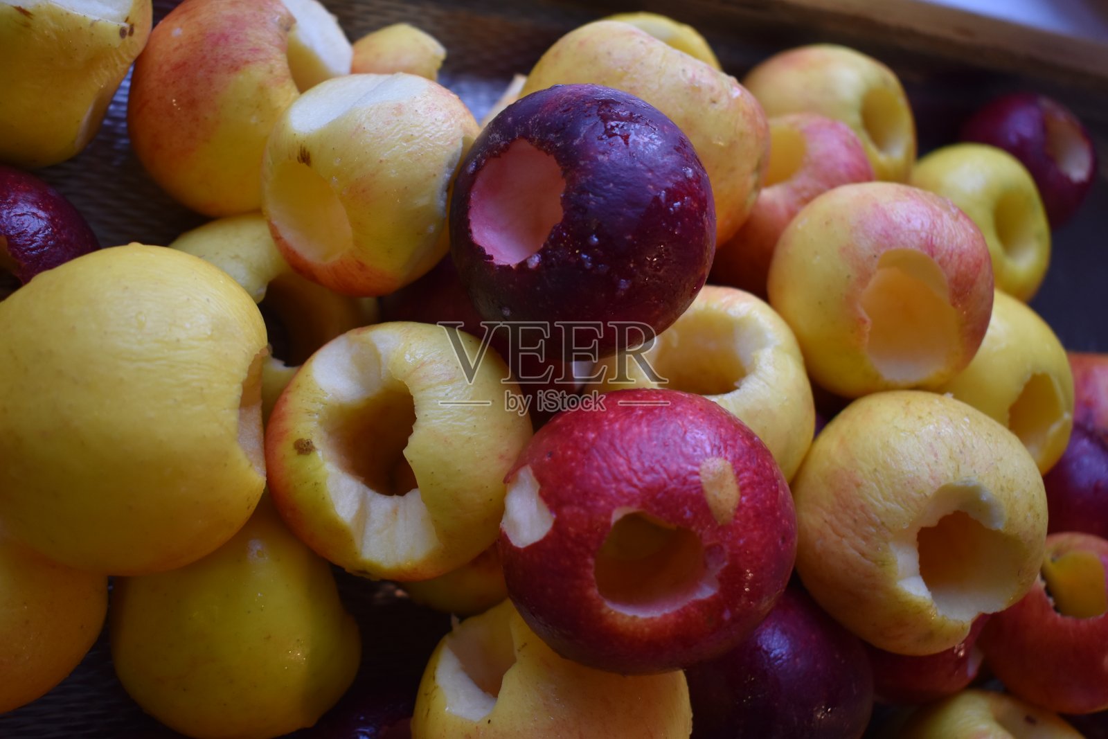 为自制苹果汁准备苹果。照片摄影图片