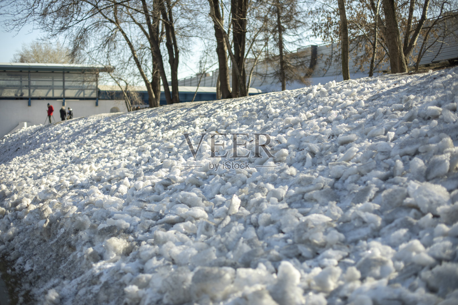 春天外面下雪了。路边的积雪已被清除。照片摄影图片
