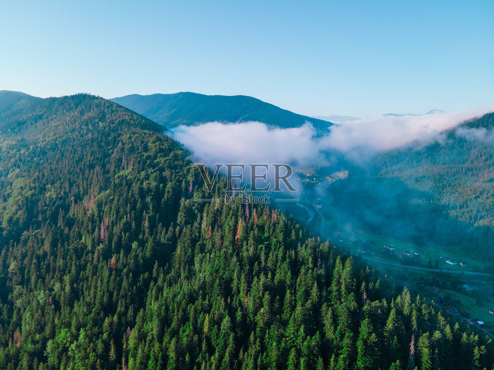 喀尔巴阡山脉俯瞰白云照片摄影图片