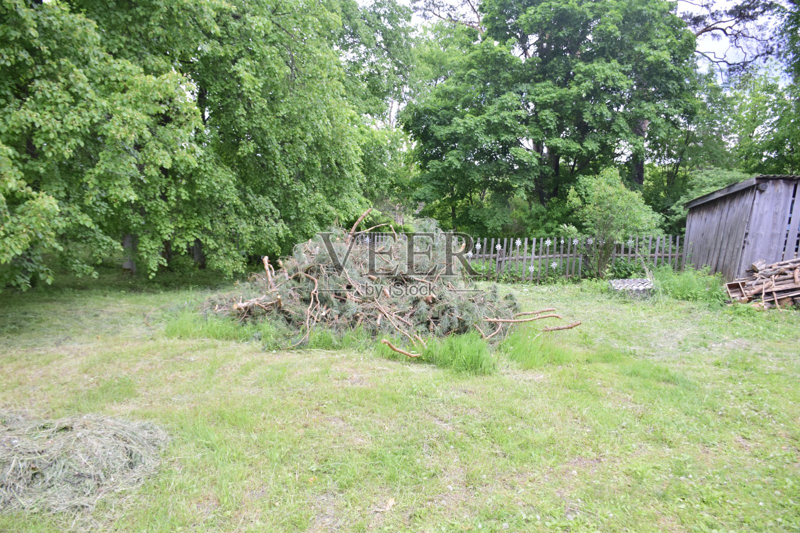 一座旧木棚映衬着晴朗的天空和白云。乌里扬诺夫斯克俄罗斯照片摄影图片