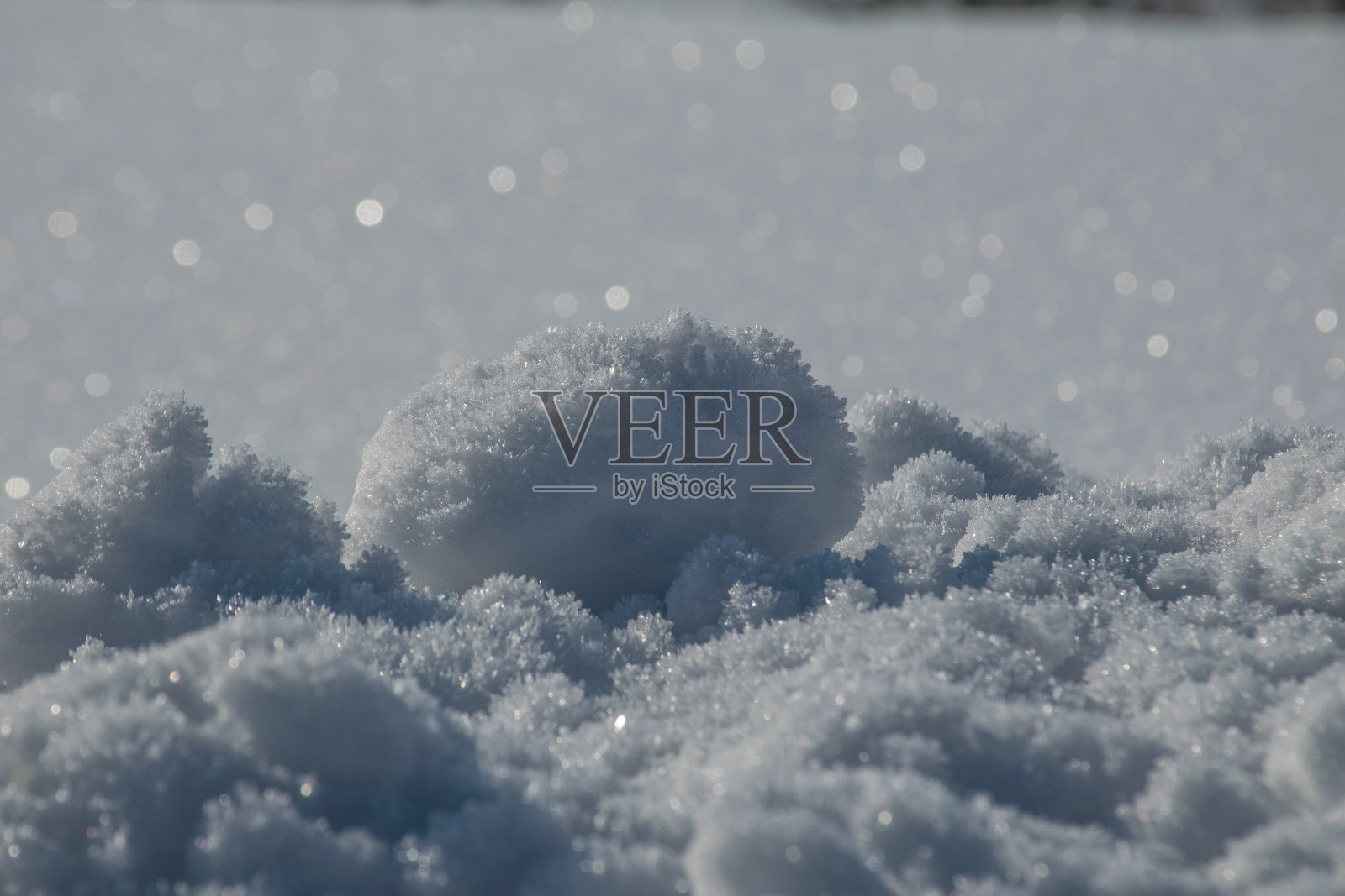 雪的表面。新鲜松软的白雪质地。白色的雪花。照片摄影图片
