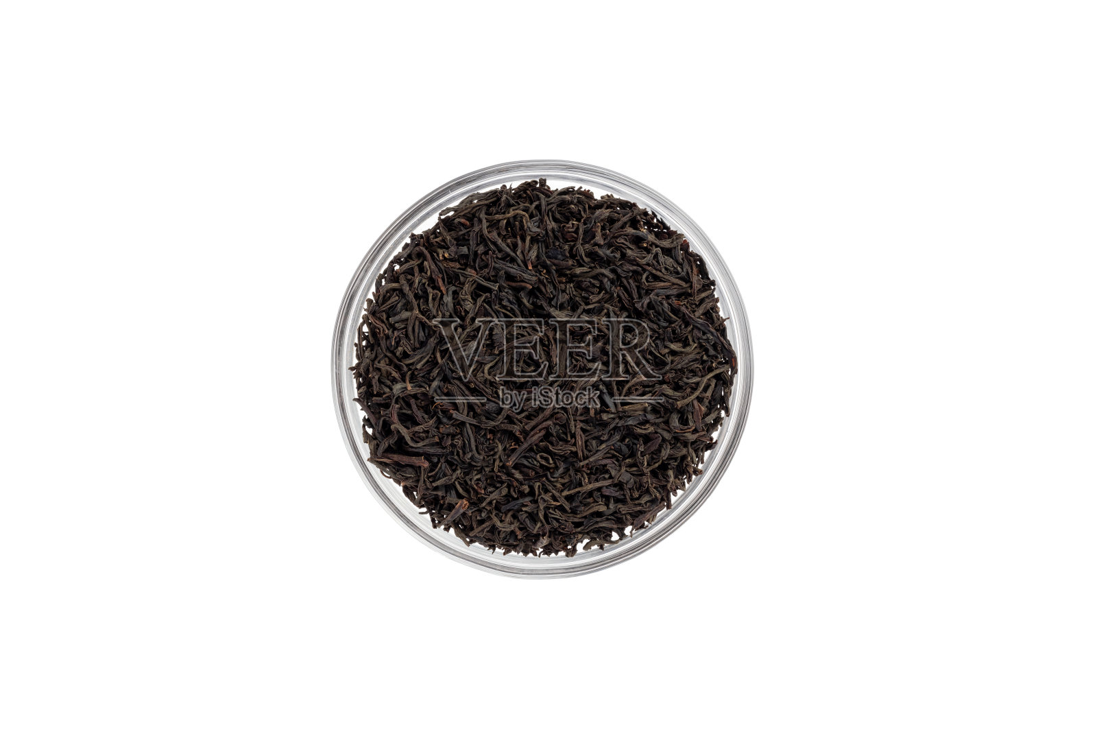 红茶干叶在一个玻璃碗孤立在白色背景，俯视图。照片摄影图片