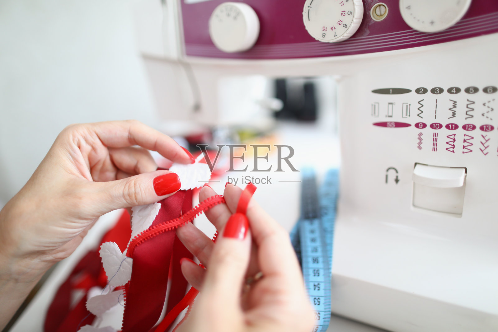 可爱新鲜的红色美甲照片摄影图片