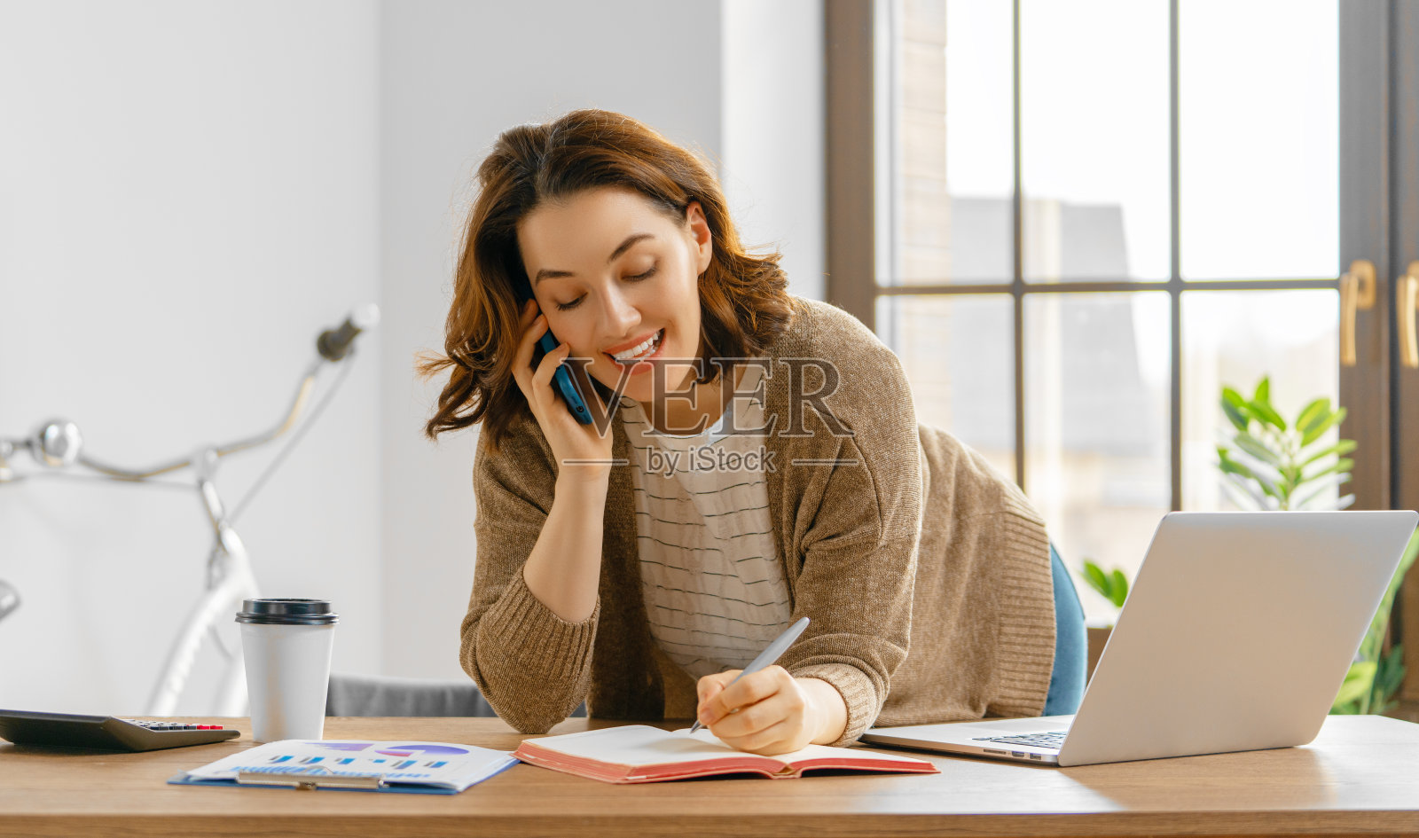 在办公室工作的女人照片摄影图片