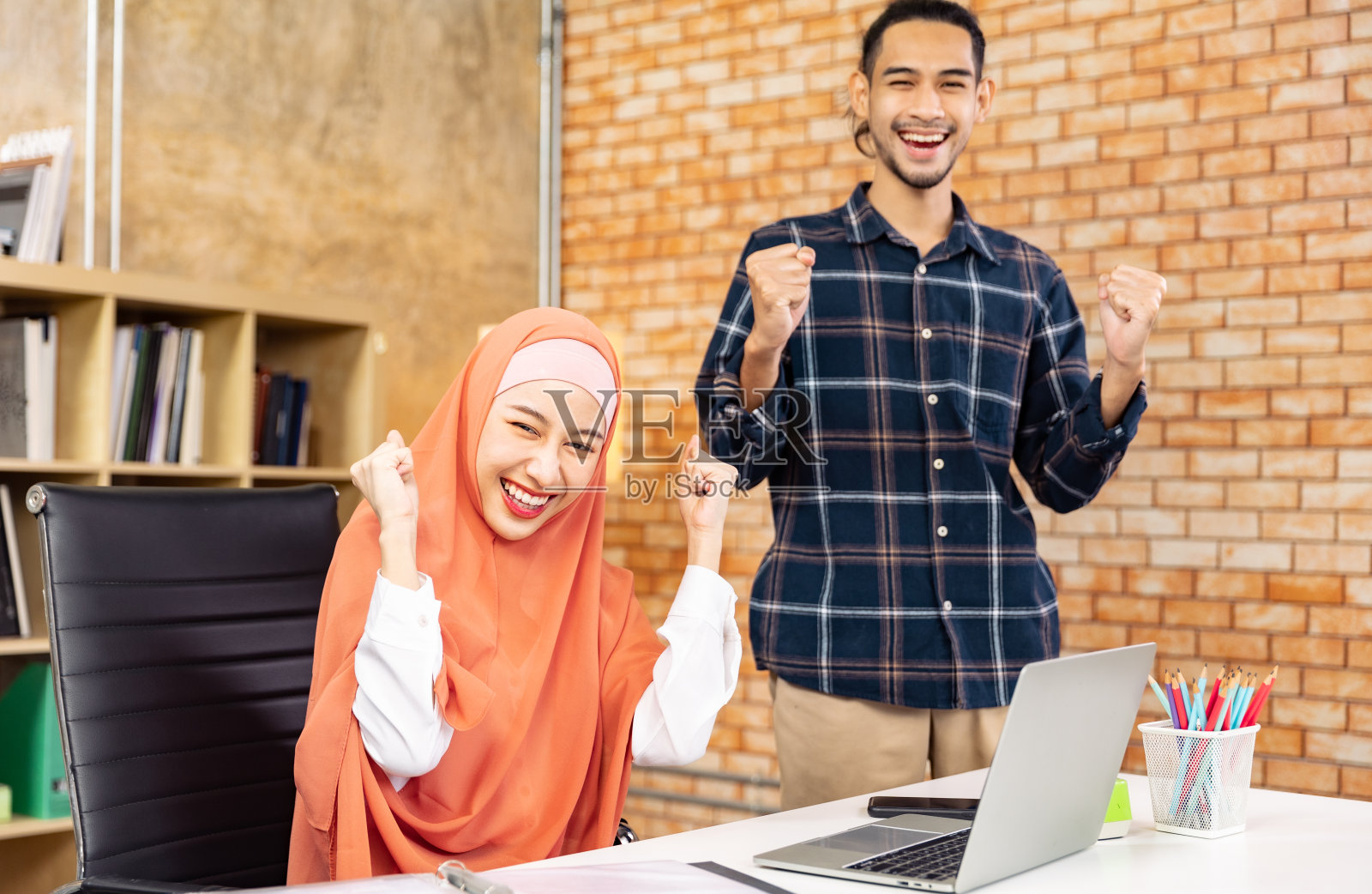 亚洲商务团队头脑风暴会议演示，现代人的专业同事和团队合作理念照片摄影图片