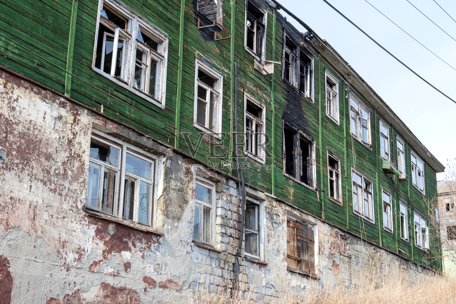 被烧毁的旧木屋的正面照片摄影图片