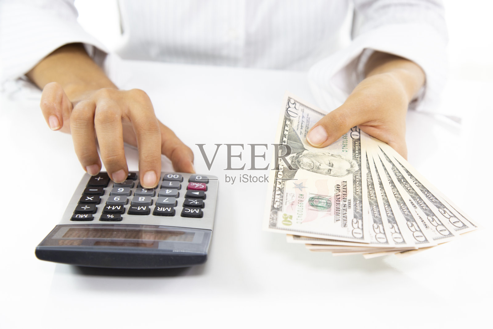 妇女用计算器核算计算成本经济帐单与货币堆叠步骤增长增长，在家里省钱，理财的概念照片摄影图片