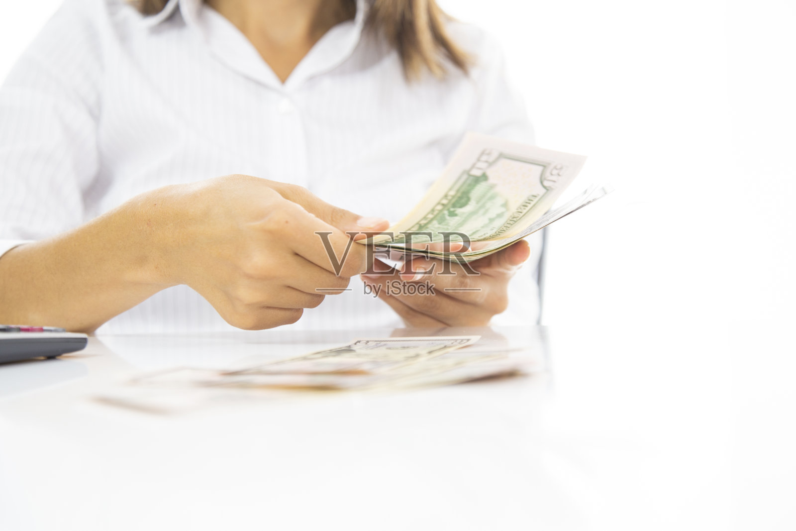 手里拿着美元。数钱照片摄影图片