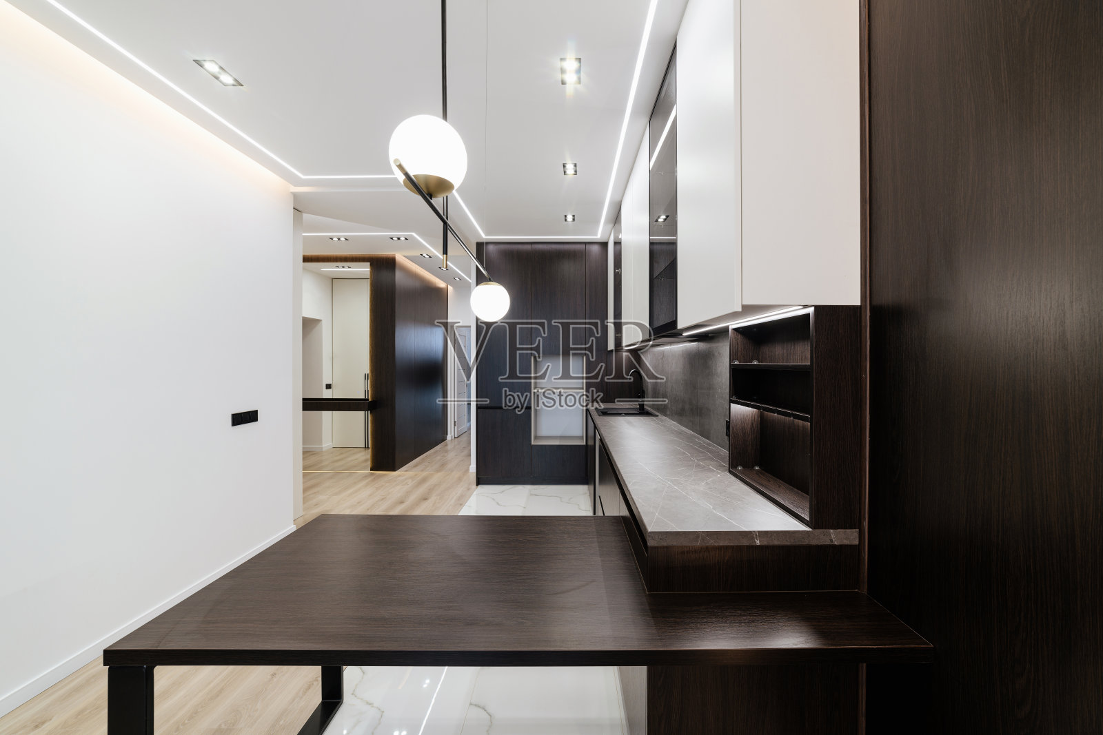 现代和时尚的厨房工作室在房子的新内部照片摄影图片