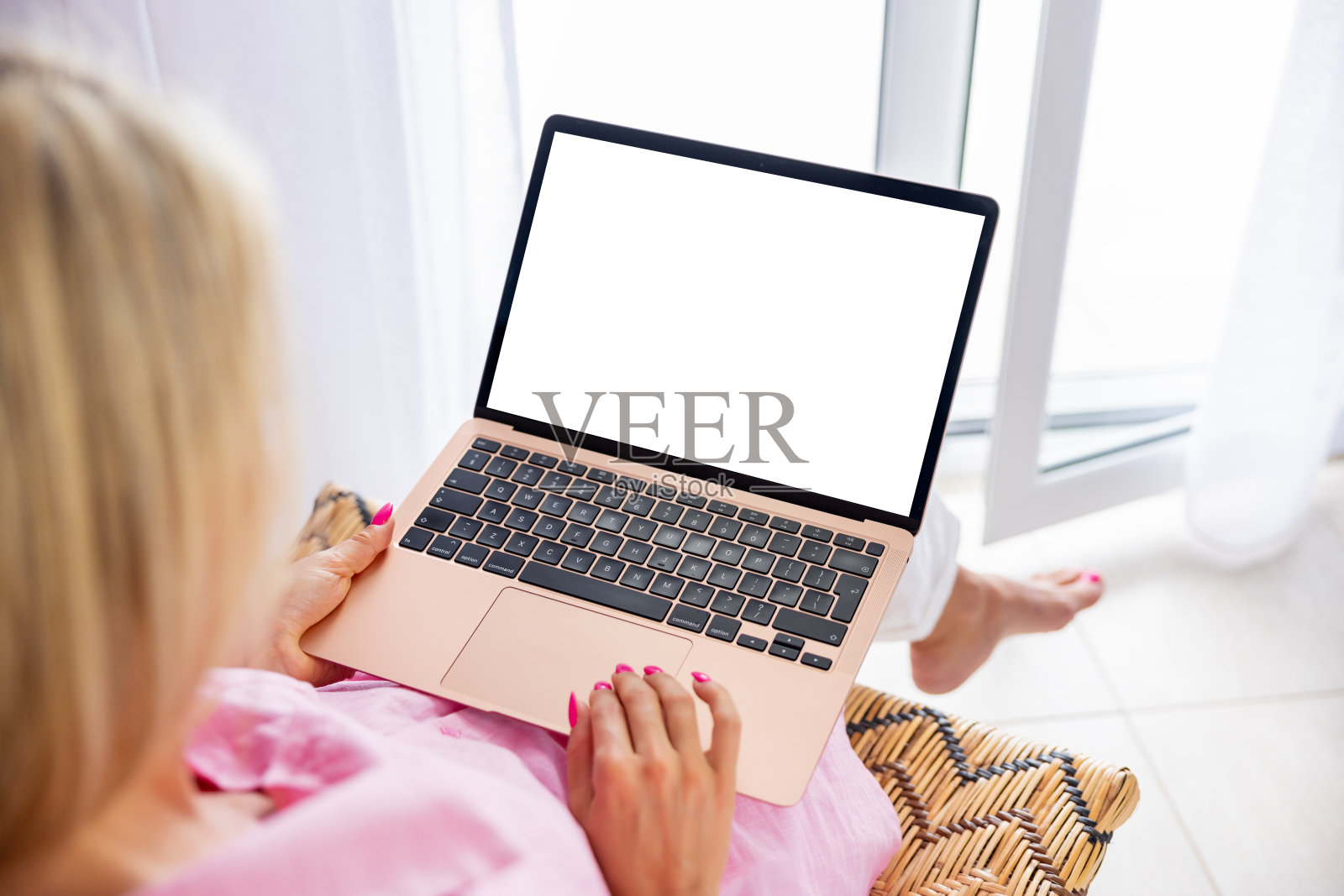 女人在家里用笔记本电脑，黑白屏幕模拟照片摄影图片