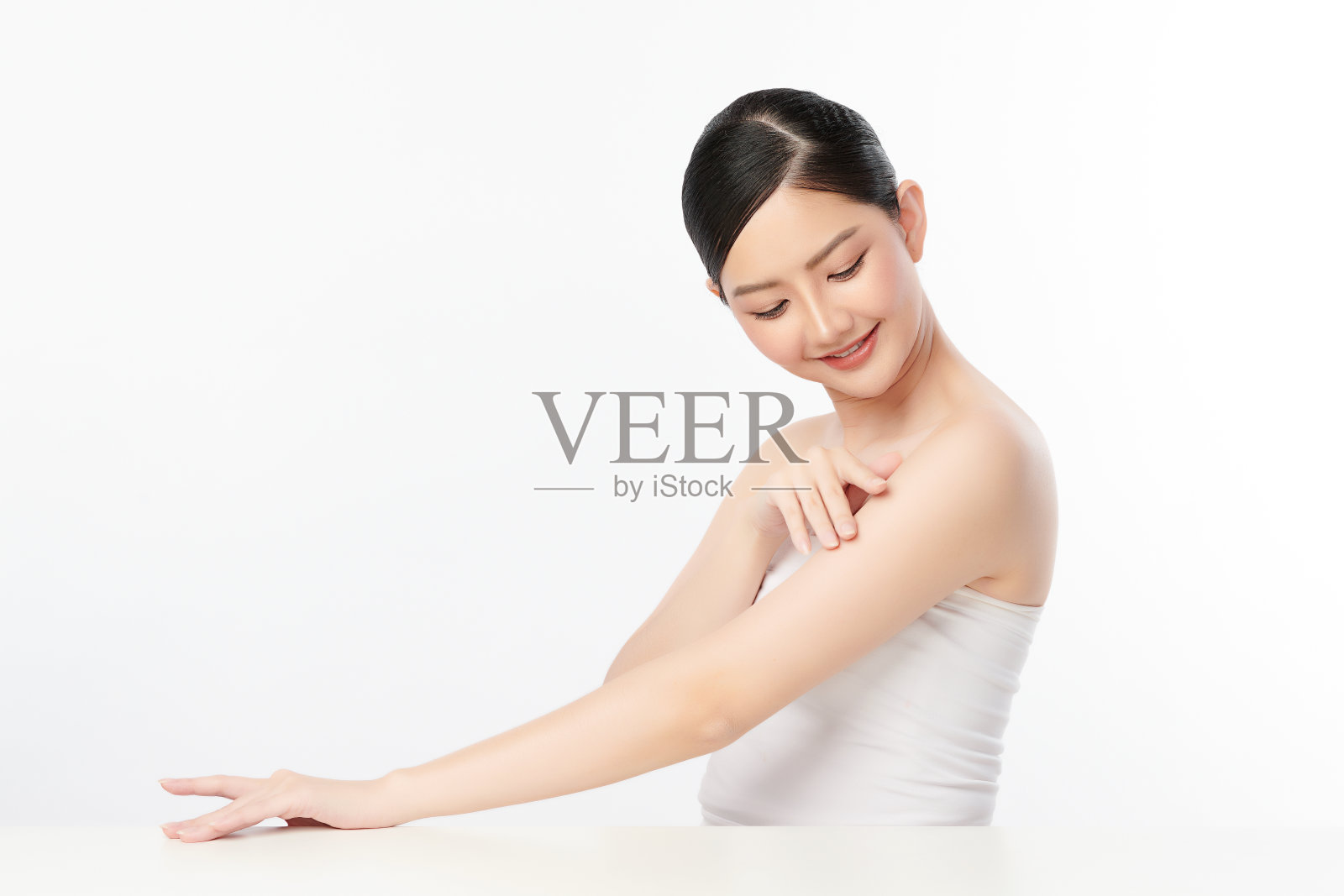 美丽年轻的亚洲女性与清洁新鲜的皮肤上的白色背景，面部护理，面部治疗，美容和水疗，亚洲女性肖像。照片摄影图片