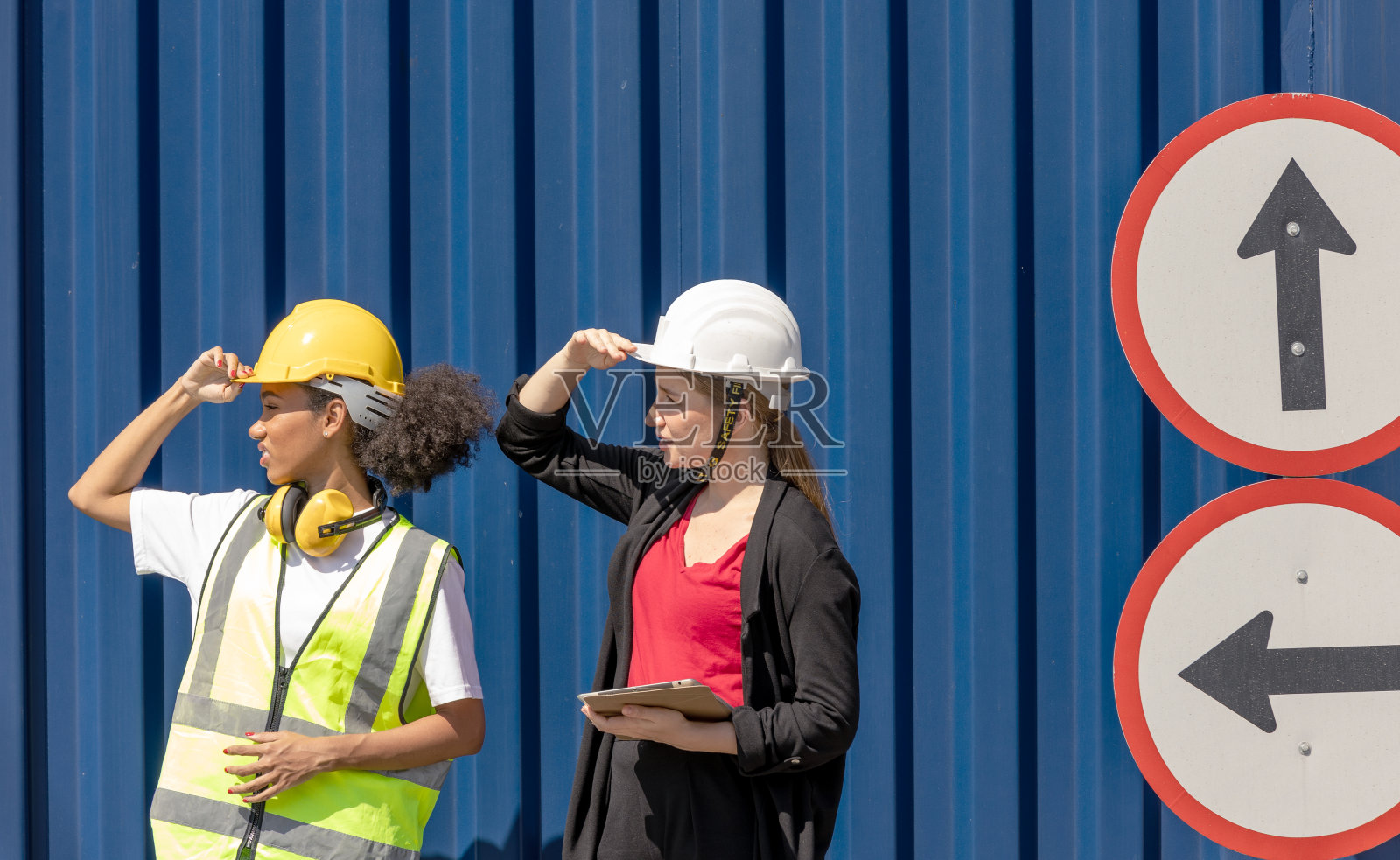 年轻的女经理和搬运容器的同事照片摄影图片