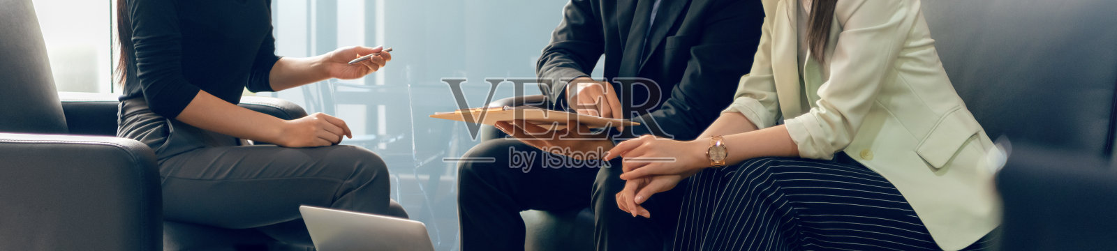 商务人士在会议中进行谈判。照片摄影图片