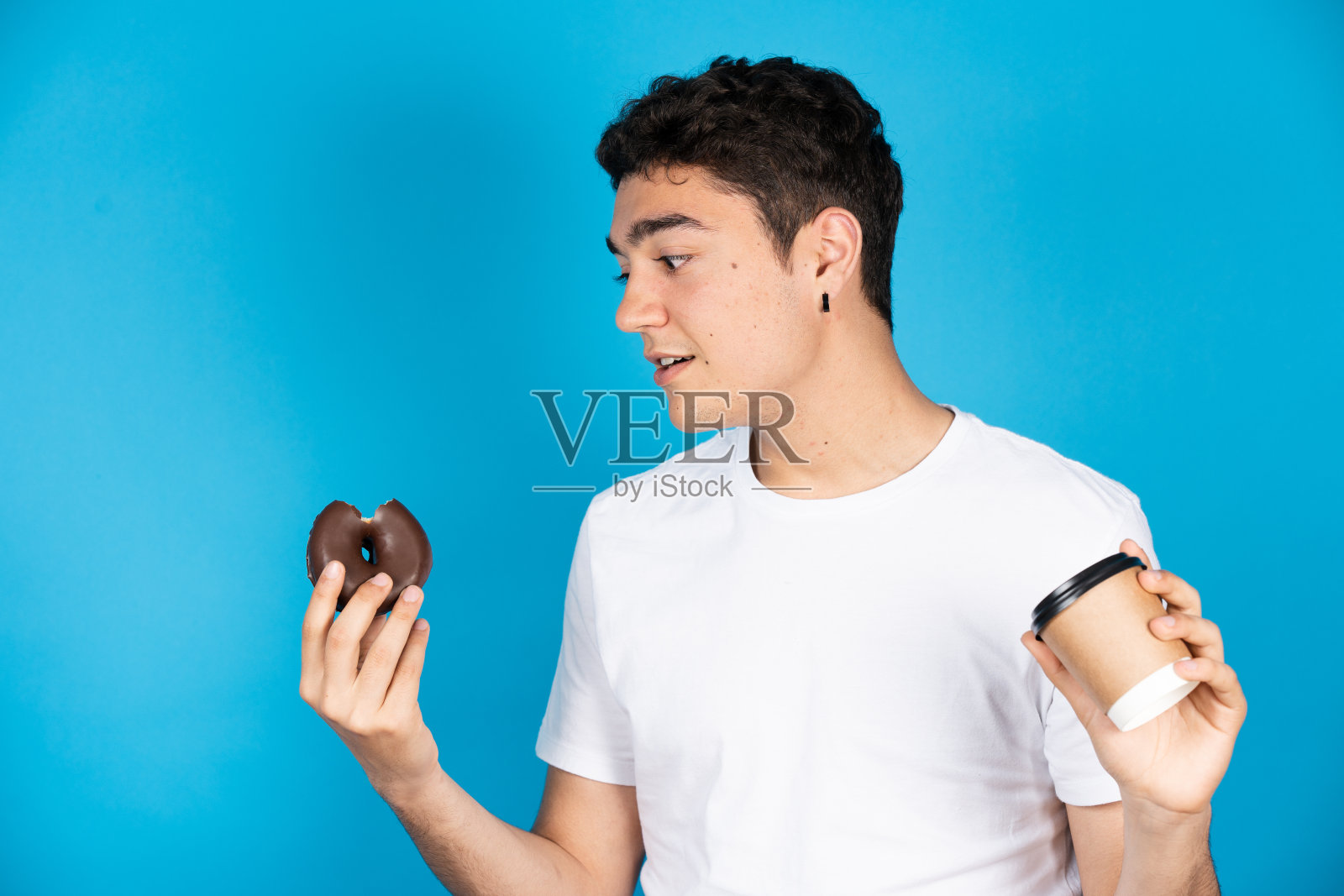 拿着巧克力和咖啡的西班牙年轻人照片摄影图片