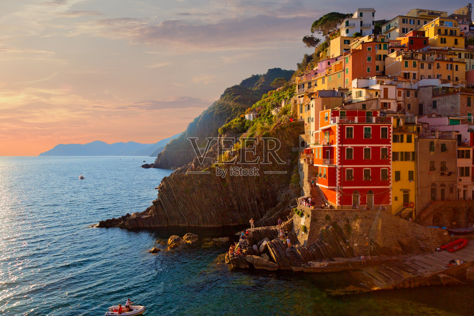 美丽的利奥玛乔日落后意大利山克德雷照片摄影图片