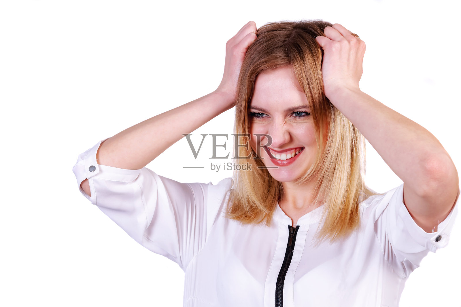 一位年轻苗条的女孩双手抱头，展示她的经历照片摄影图片