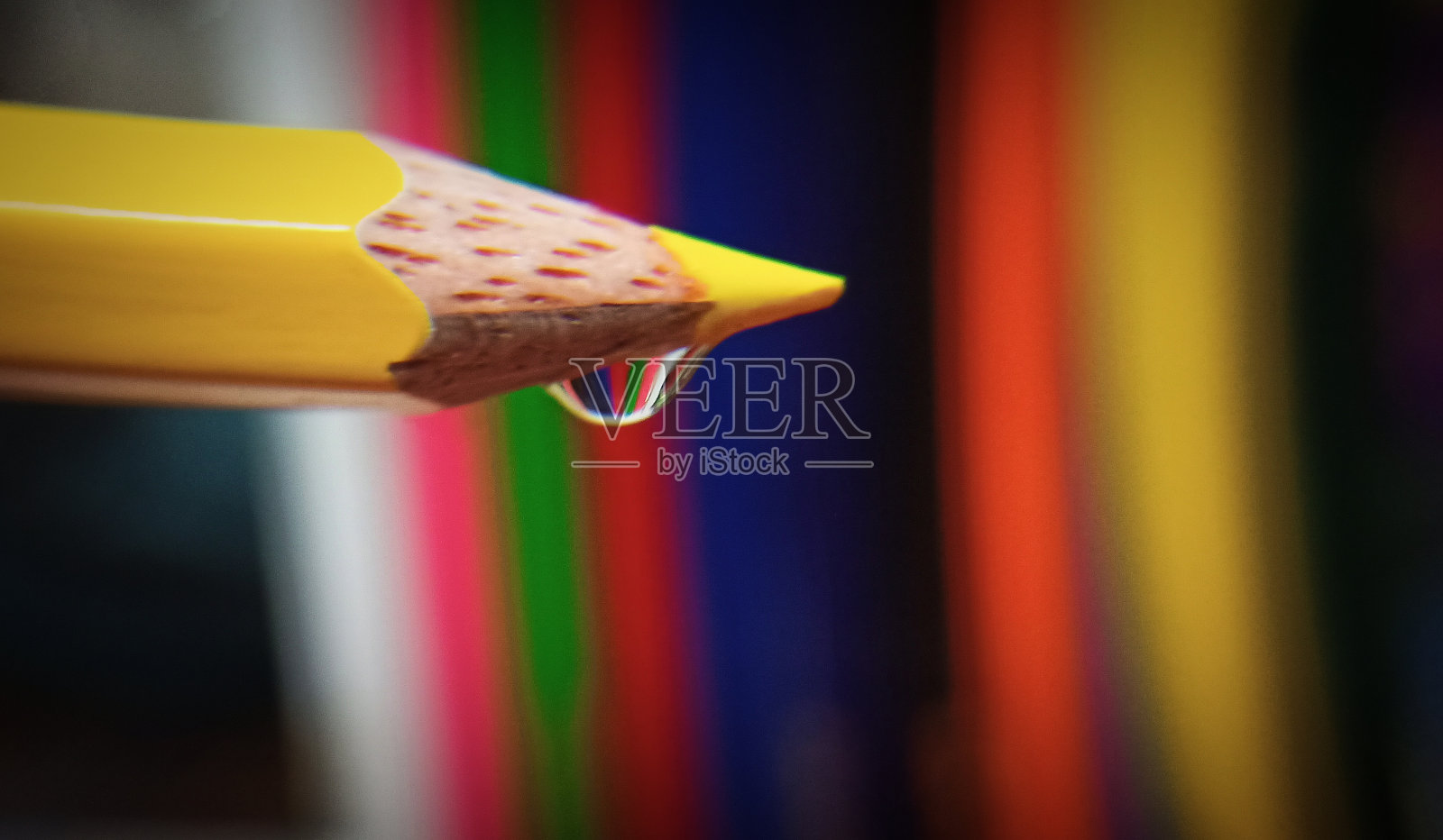 水滴在铅笔的边缘照片摄影图片