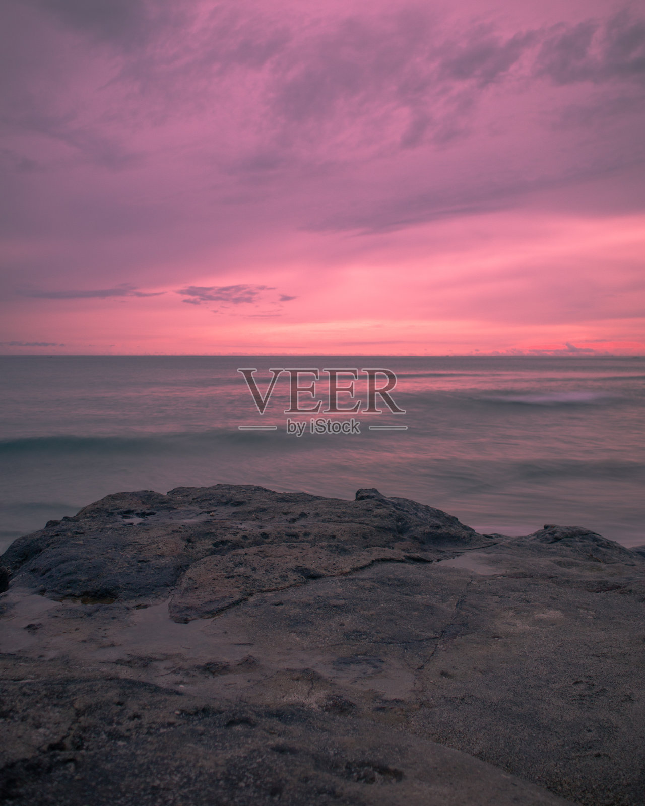 海滩上的日出照片摄影图片