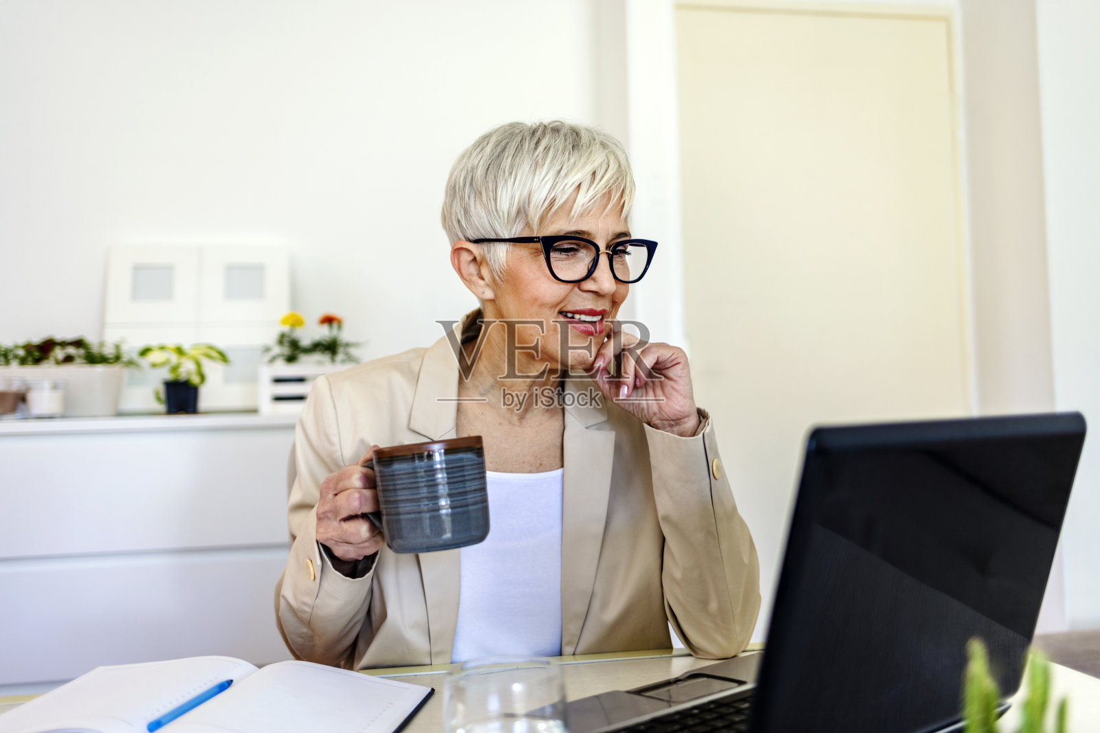 没有什么比好的热咖啡更能决定一天的心情了。照片摄影图片