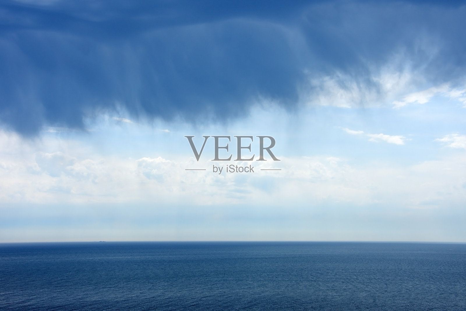 俄罗斯克里米亚黑海上空的雨云照片摄影图片