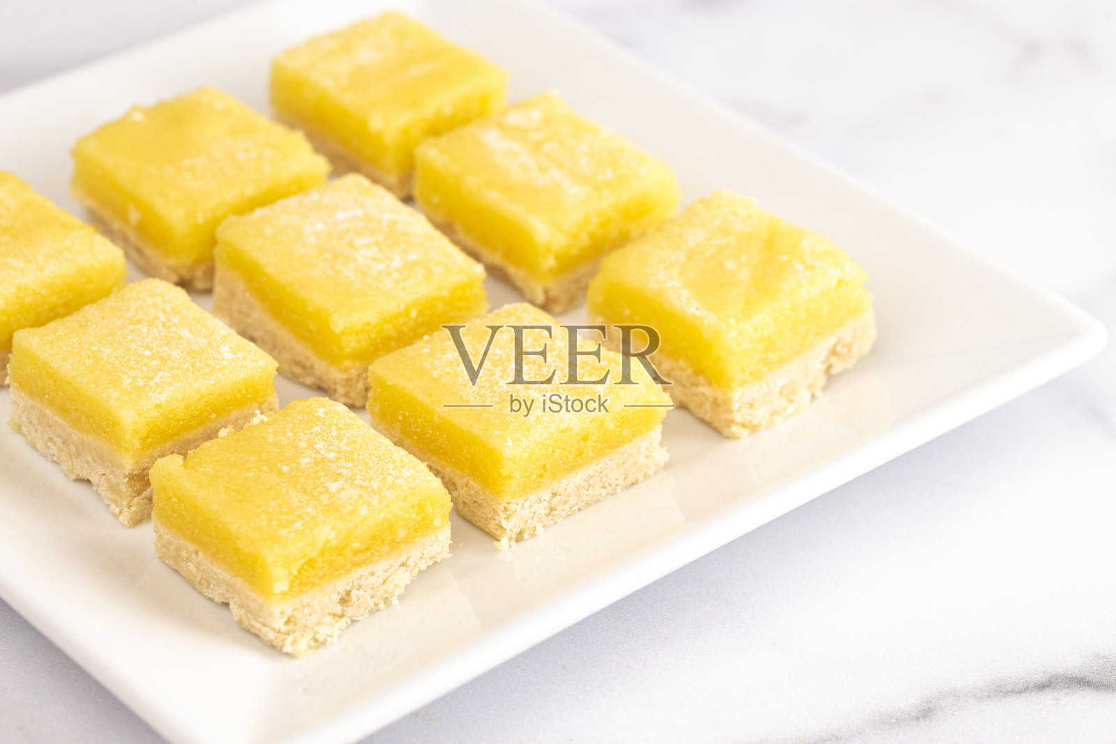 厨房柜台上的方形盘子上有一批柠檬棒照片摄影图片