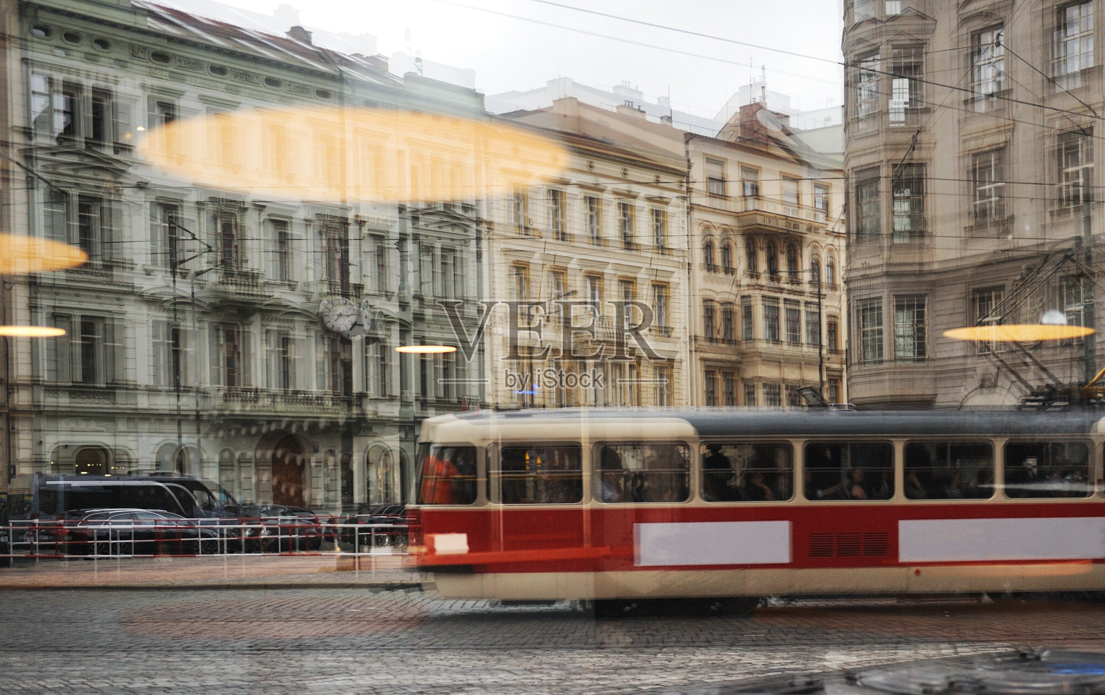 布拉格城市街道上的有轨电车。照片摄影图片