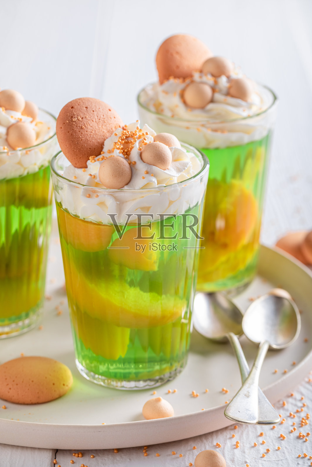 甜绿色果冻由油桃和明胶制成。照片摄影图片