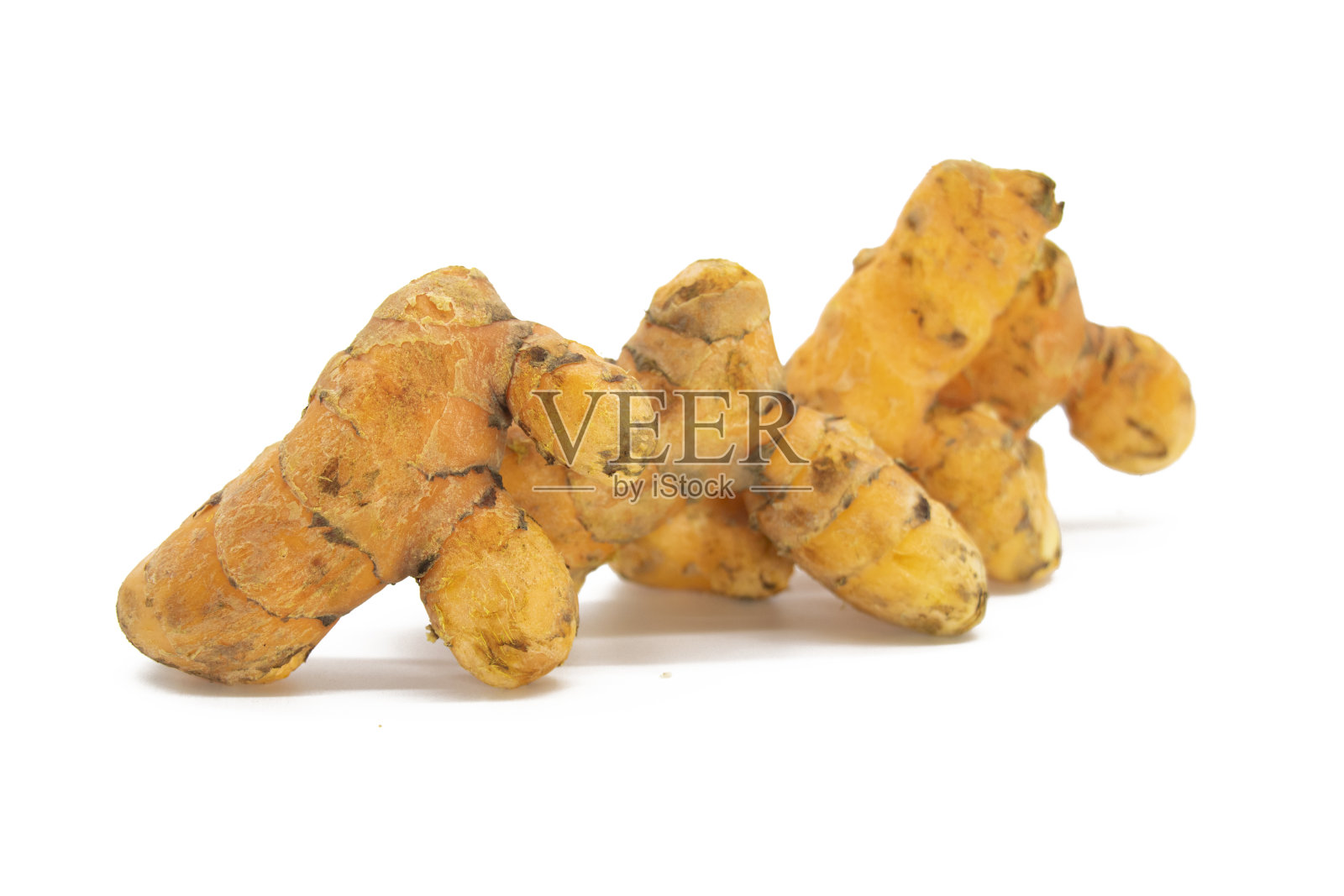 在白色背景上分离的生姜黄根照片摄影图片