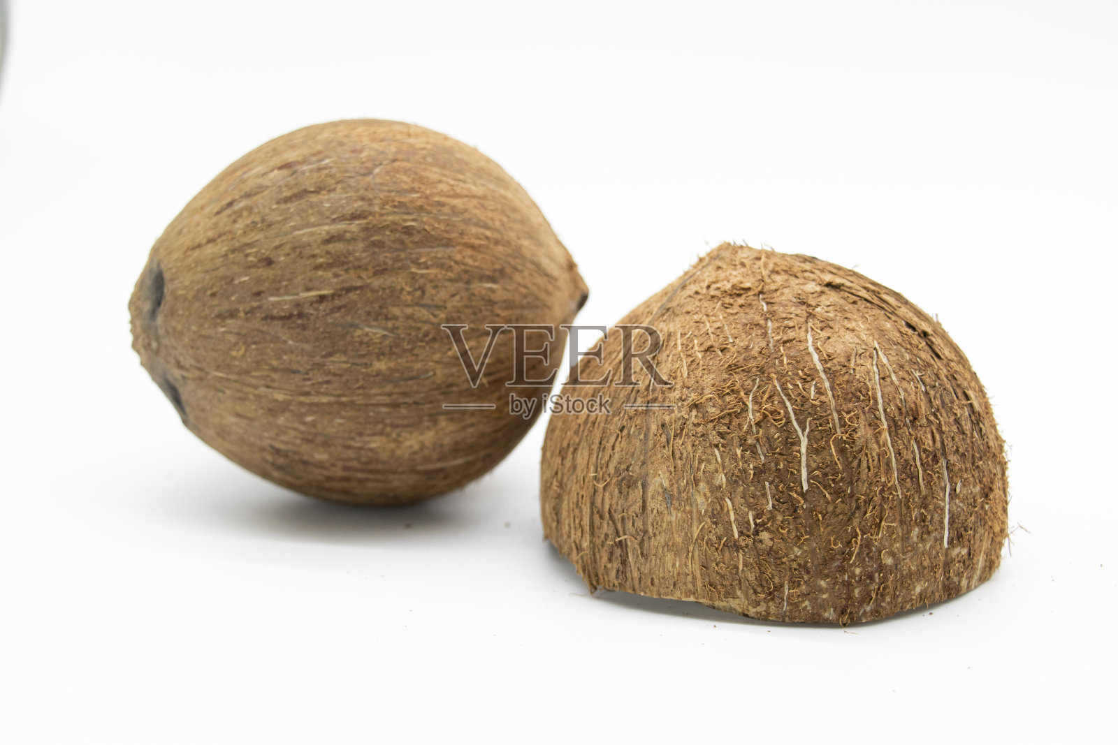 椰子。一半和整个孤立在白色背景。正面视图，选择性聚焦照片摄影图片