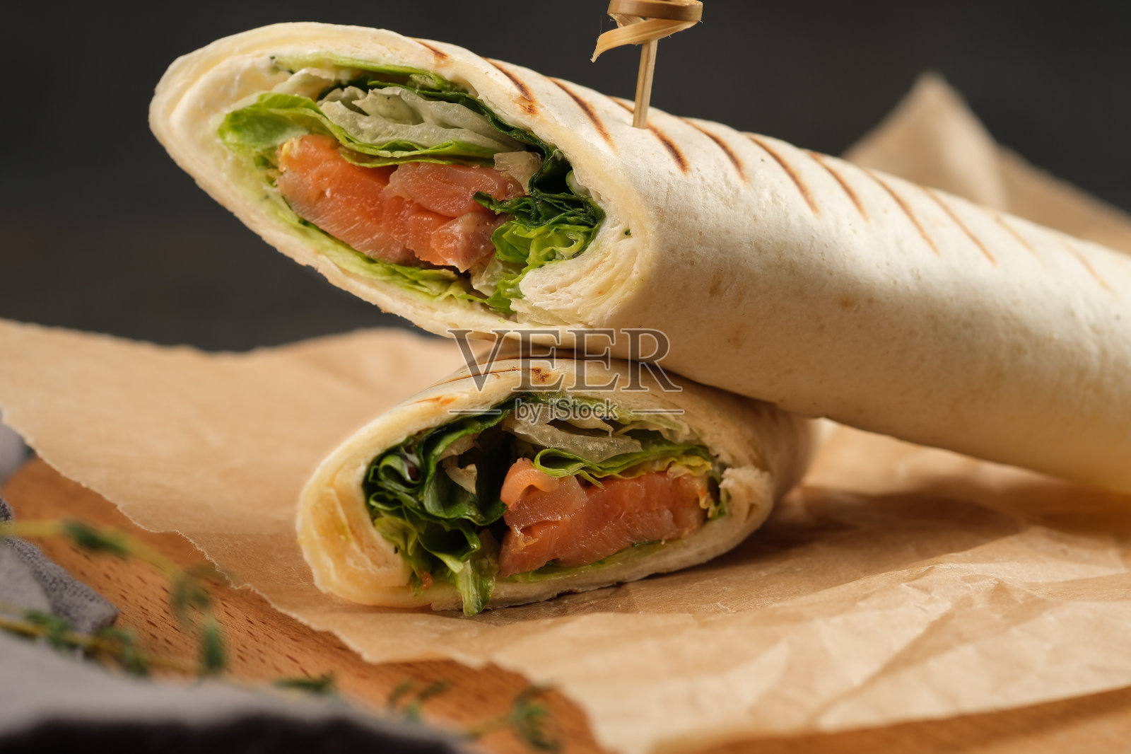 三文鱼和香草三明治卷。照片摄影图片