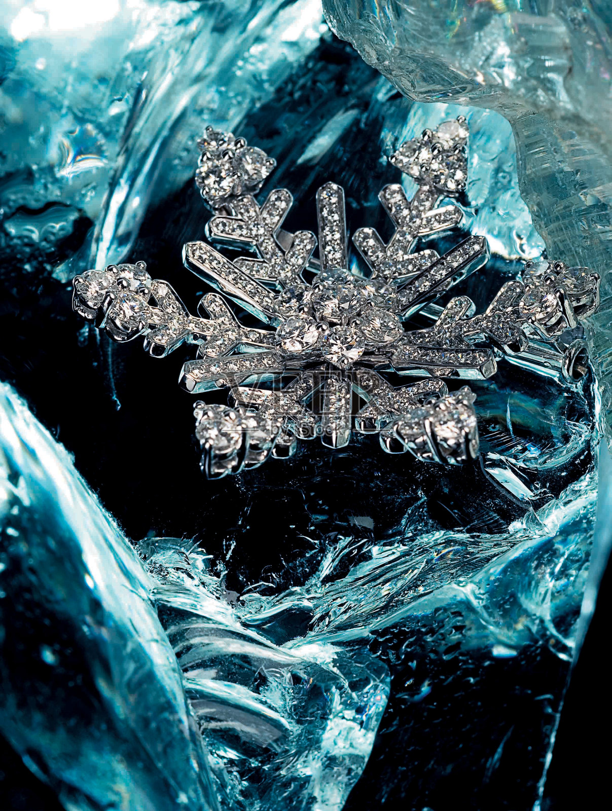 珍贵的珠宝片之间的蓝色冰与空白的铭文特写照片摄影图片