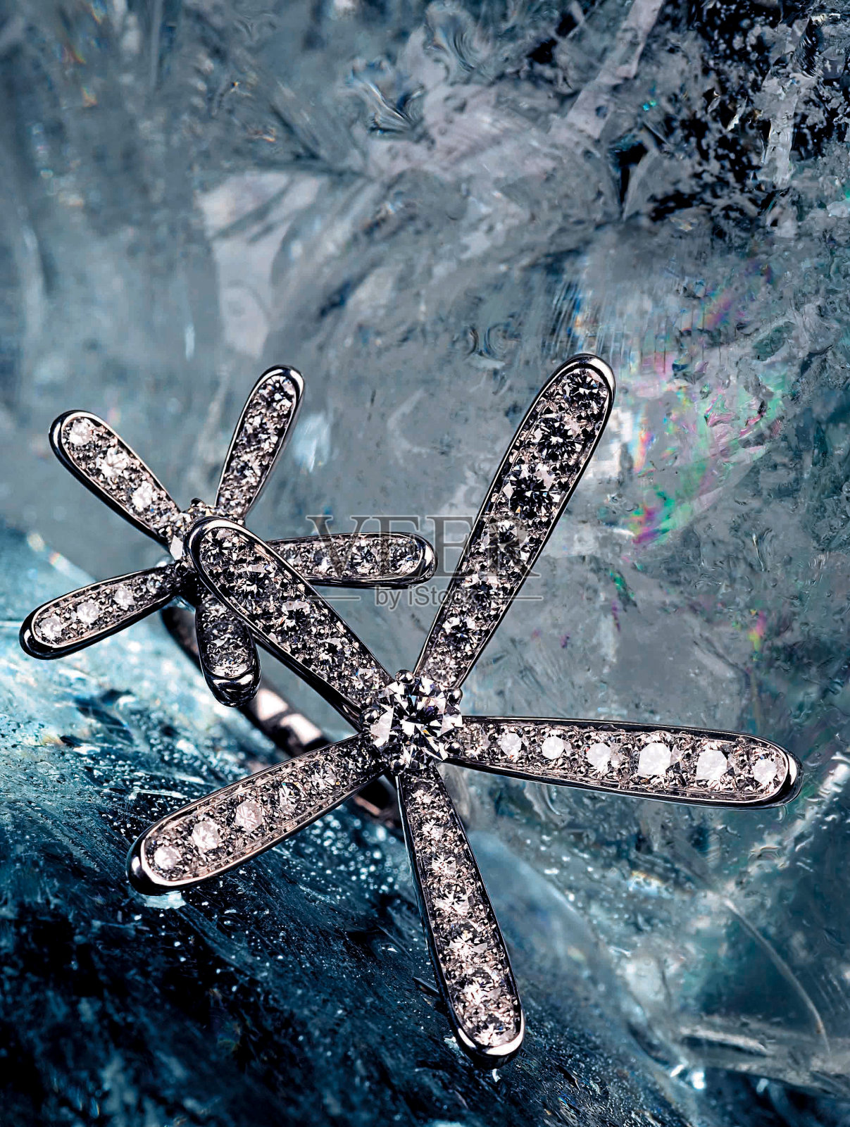 珍贵的珠宝片之间的蓝色冰与空白的铭文特写照片摄影图片