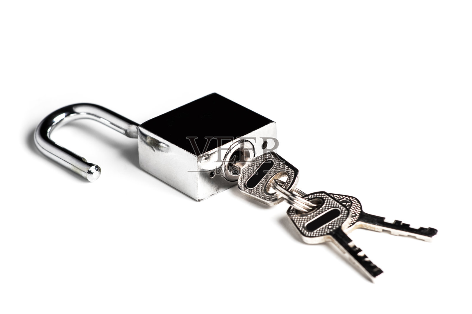 解锁挂锁与钥匙在白色背景。照片摄影图片