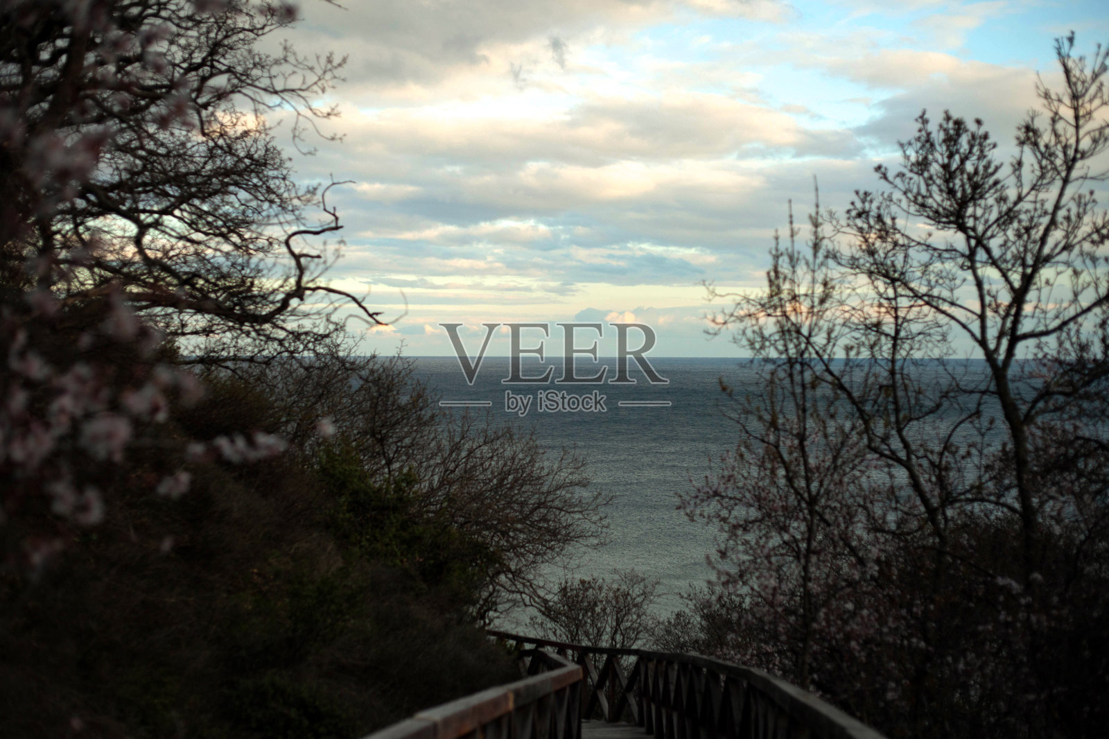 蓝蓝的大海在地平线上，晴朗的天空有云照片摄影图片