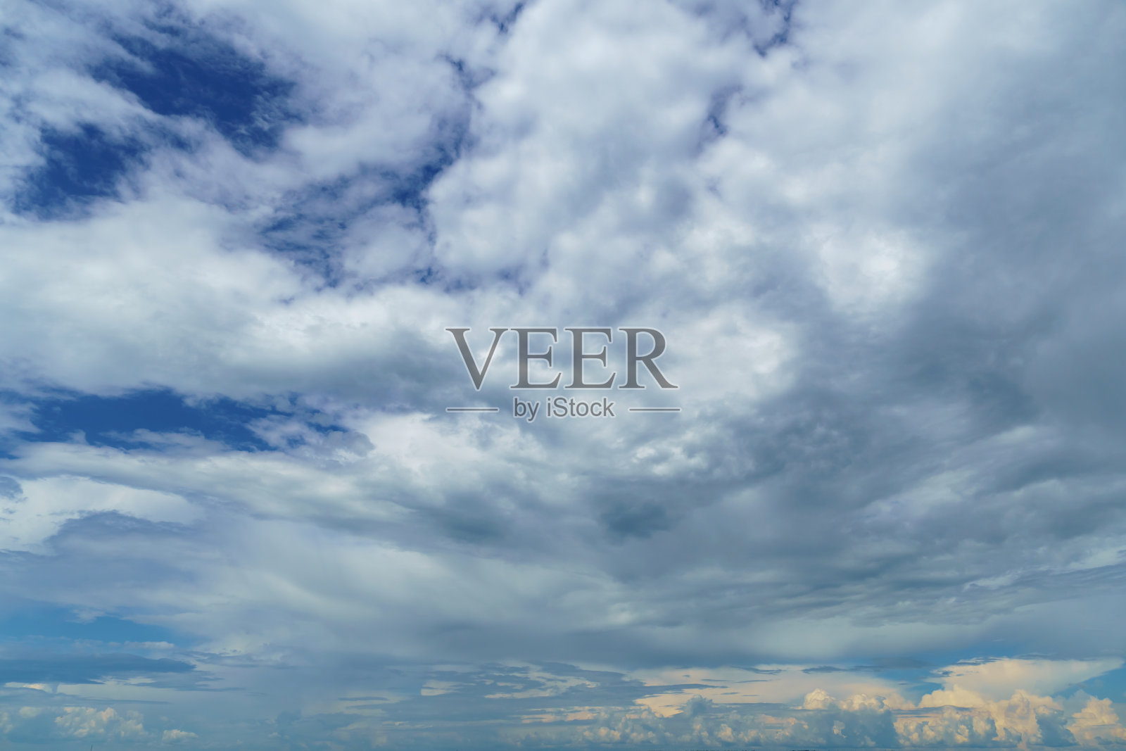 明亮的蓝天和云彩作为抽象的背景照片摄影图片