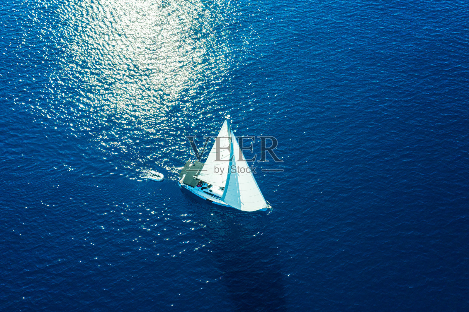用帆船航行，从无人机上看照片摄影图片