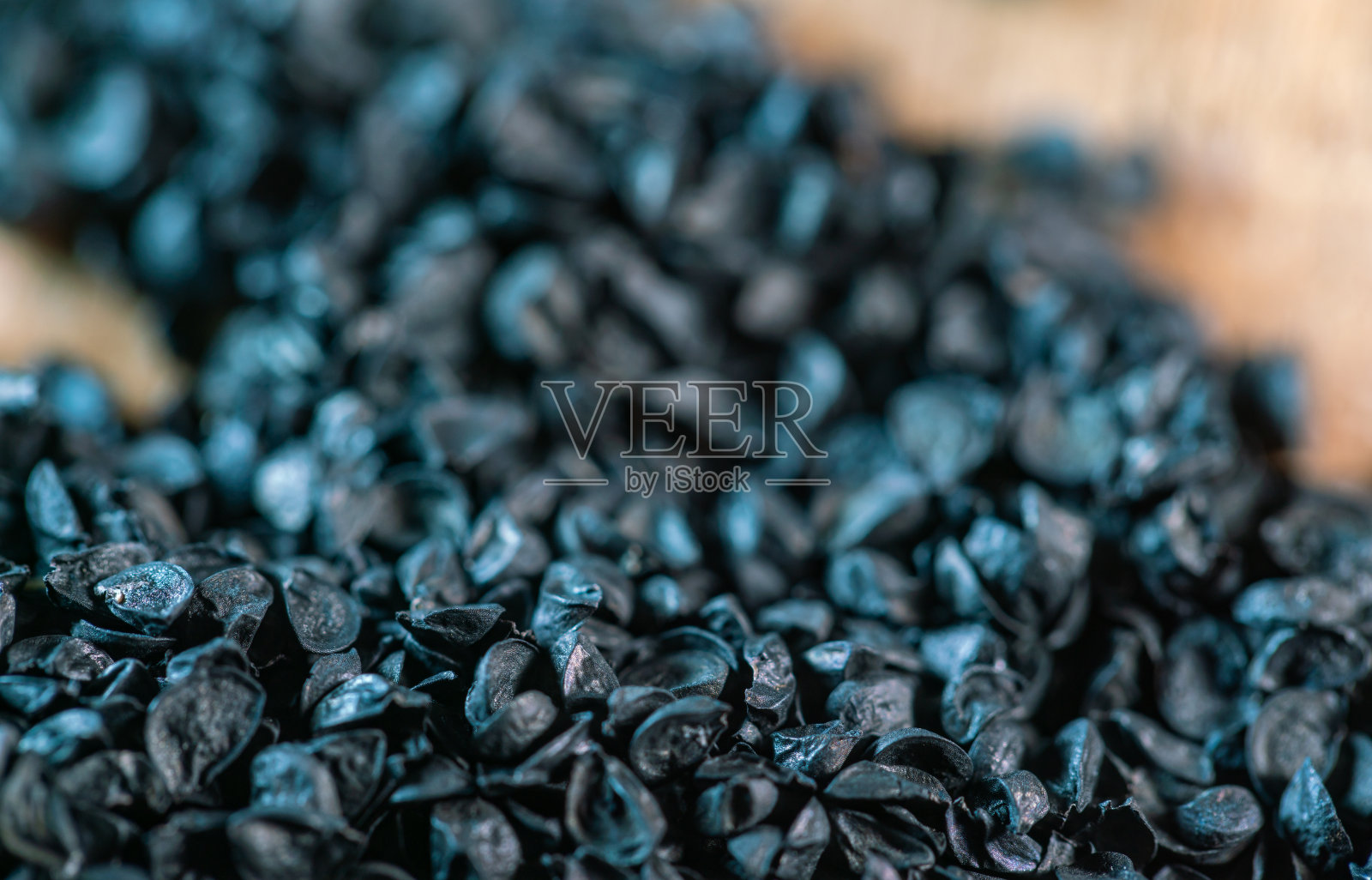 木桌上放韭菜籽照片摄影图片