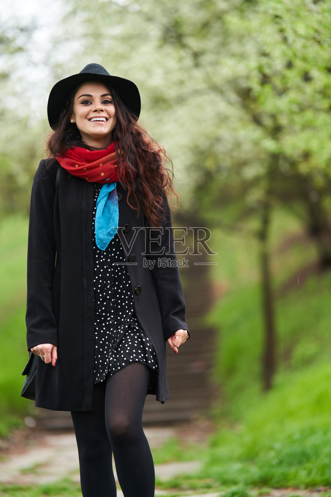 一个下雨天在公园里的女人照片摄影图片