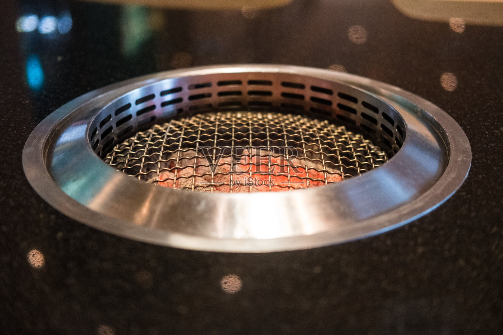 准备使用炭炉烧烤。餐厅传统炉具。照片摄影图片